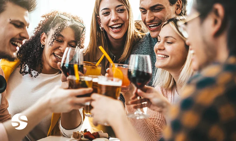Apéro et événement dans un club de padel — communauté de joueurs réunie