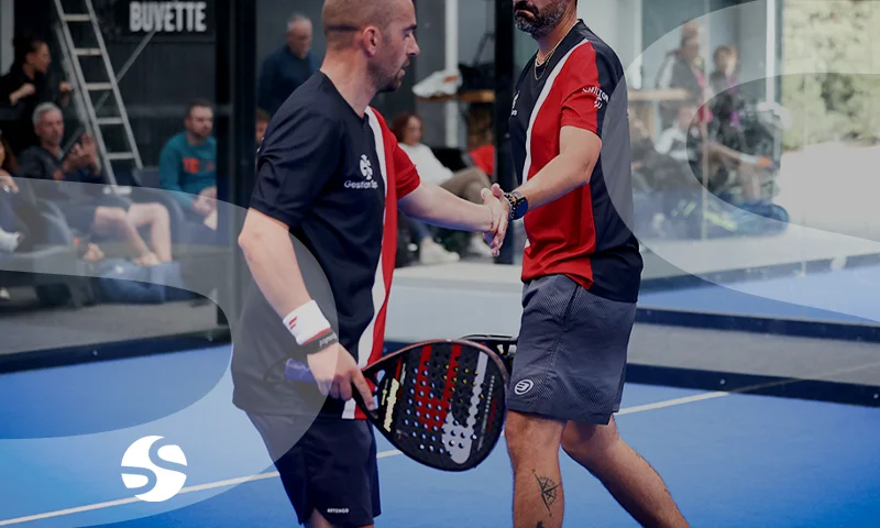 Padel en France — deux joueurs sur un court avec public en arrière-plan