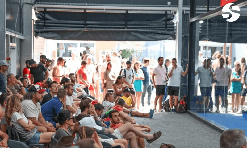 Événement padel dans un club — public engagé et communauté fidèle