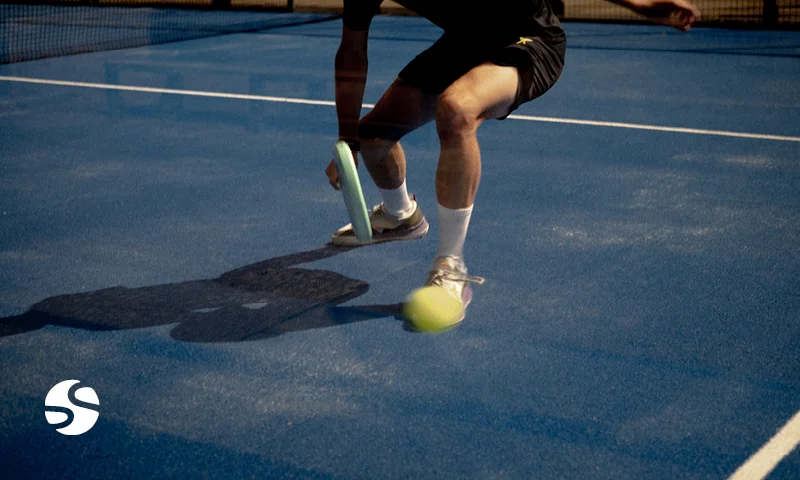 Événement et soirée dans un club de padel — bar animé et communauté réunie