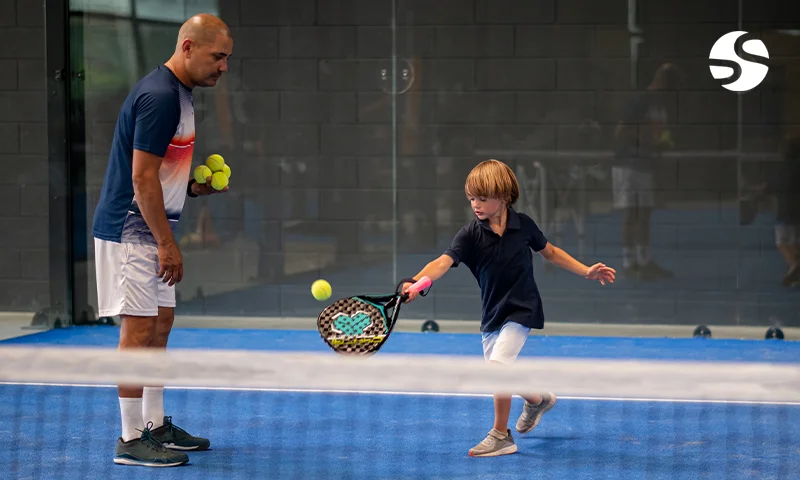 Coin famille et salle enfants dans un club de padel — fidélisation des familles