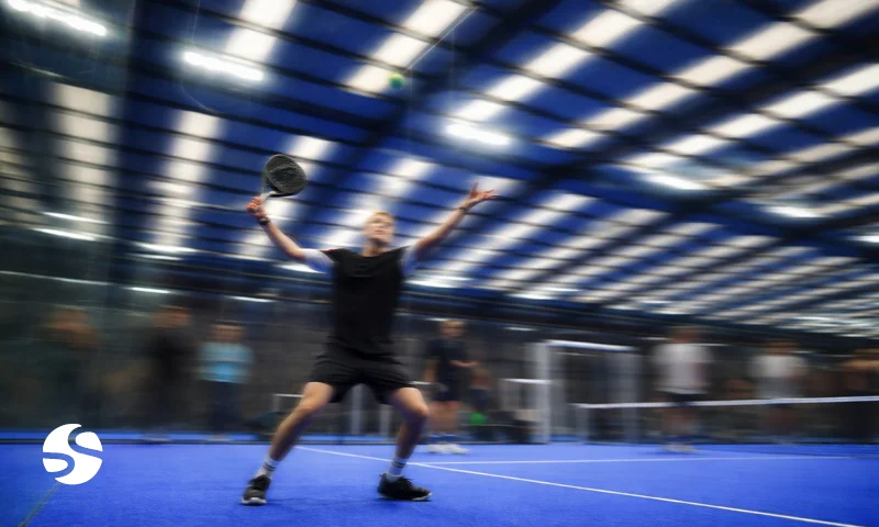 Staff d'accueil dans un club de padel à l'heure de pointe — relation client et vente
