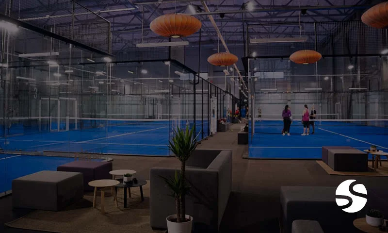 Terrain de padel indoor — bâtiment couvert pour pratique toute saison