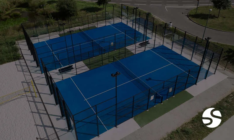 Terrain de padel outdoor — pratique en plein air, lumière naturelle