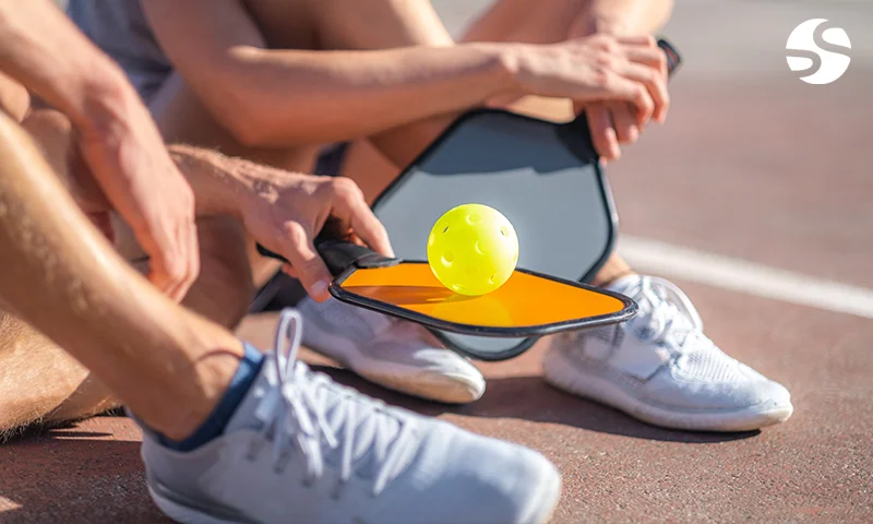 Terrain de pickleball dans un club dédié