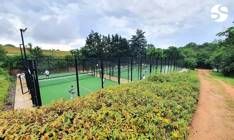 Éclairage automatique sur terrain de padel autonome