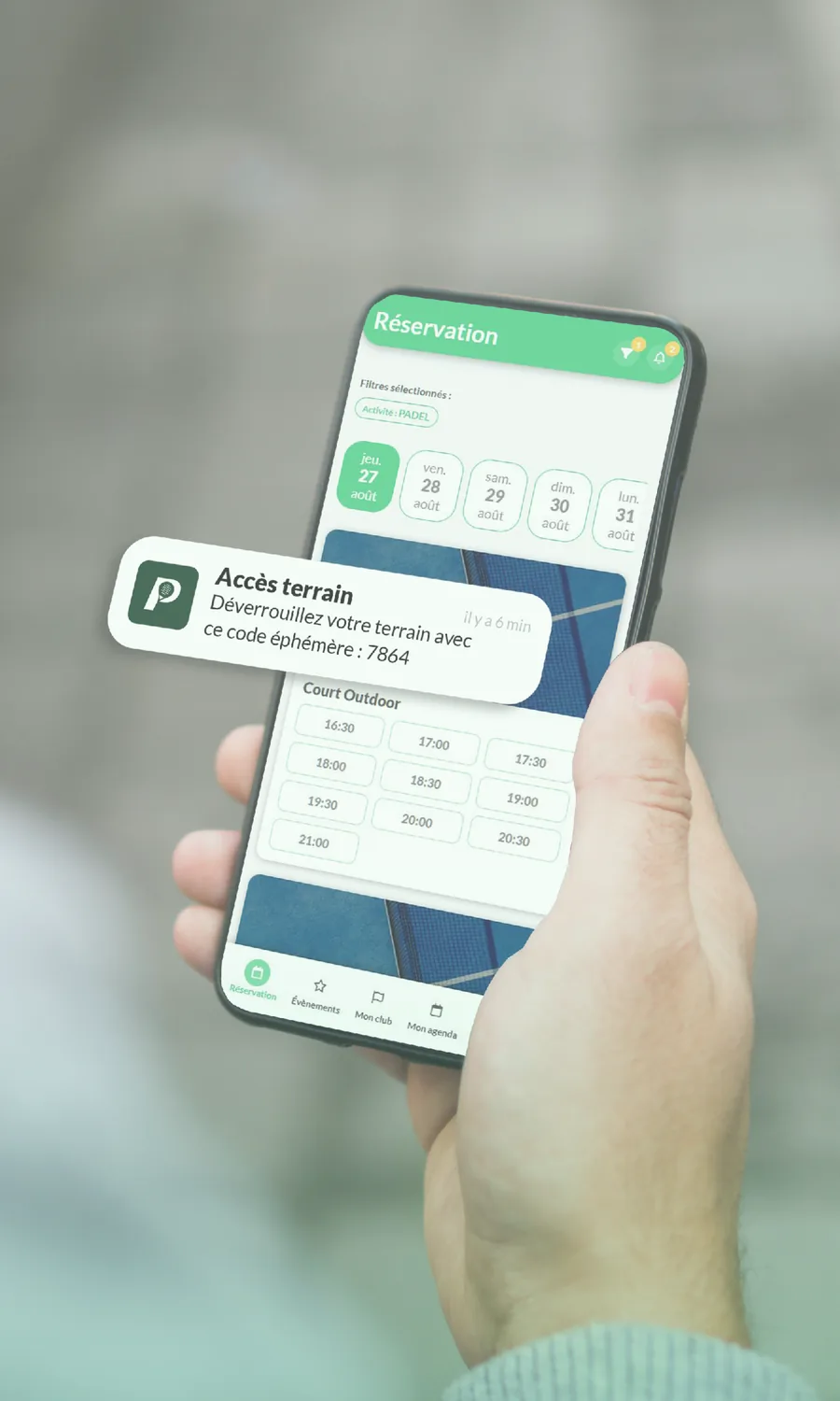 Smartphone tenu en main affichant la notification d'un code éphémère pour un court de padel