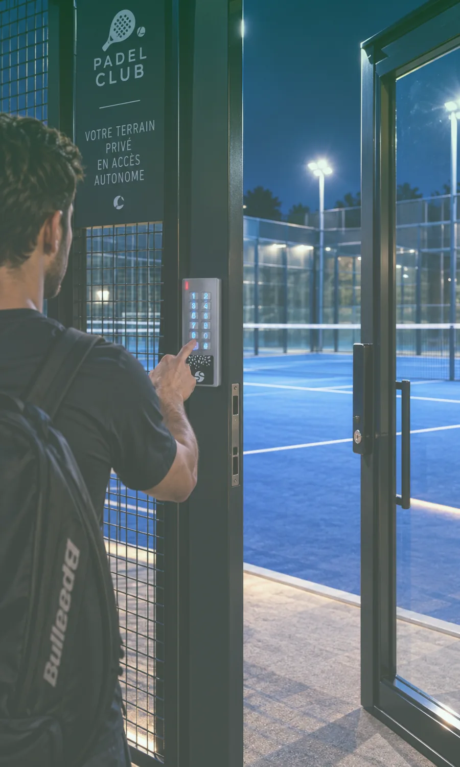 Joueur saisissant un code sur le clavier de l'entrée d'un club de padel, de nuit