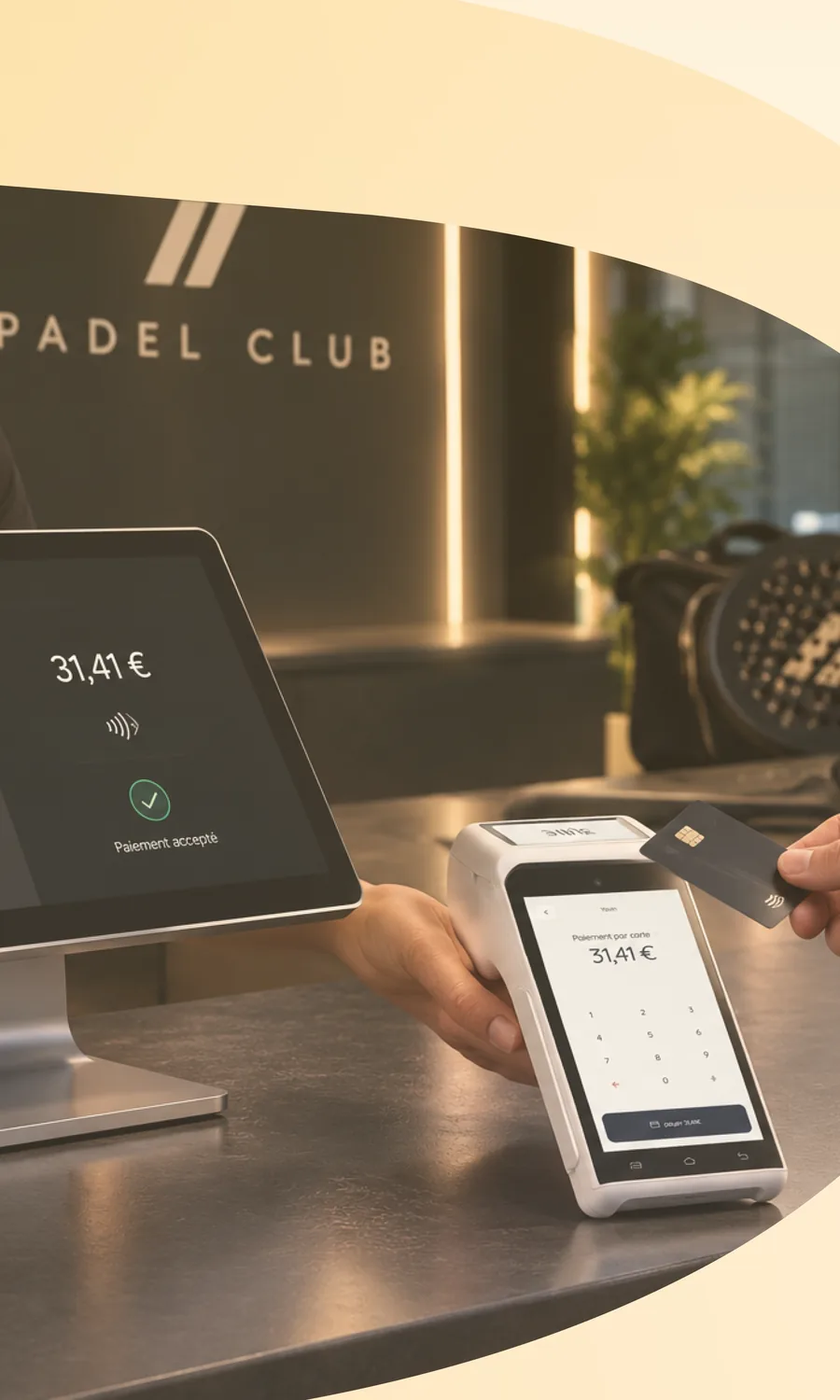 Paiement accepté affiché sur l'écran de caisse, à côté d'un terminal tenu en main