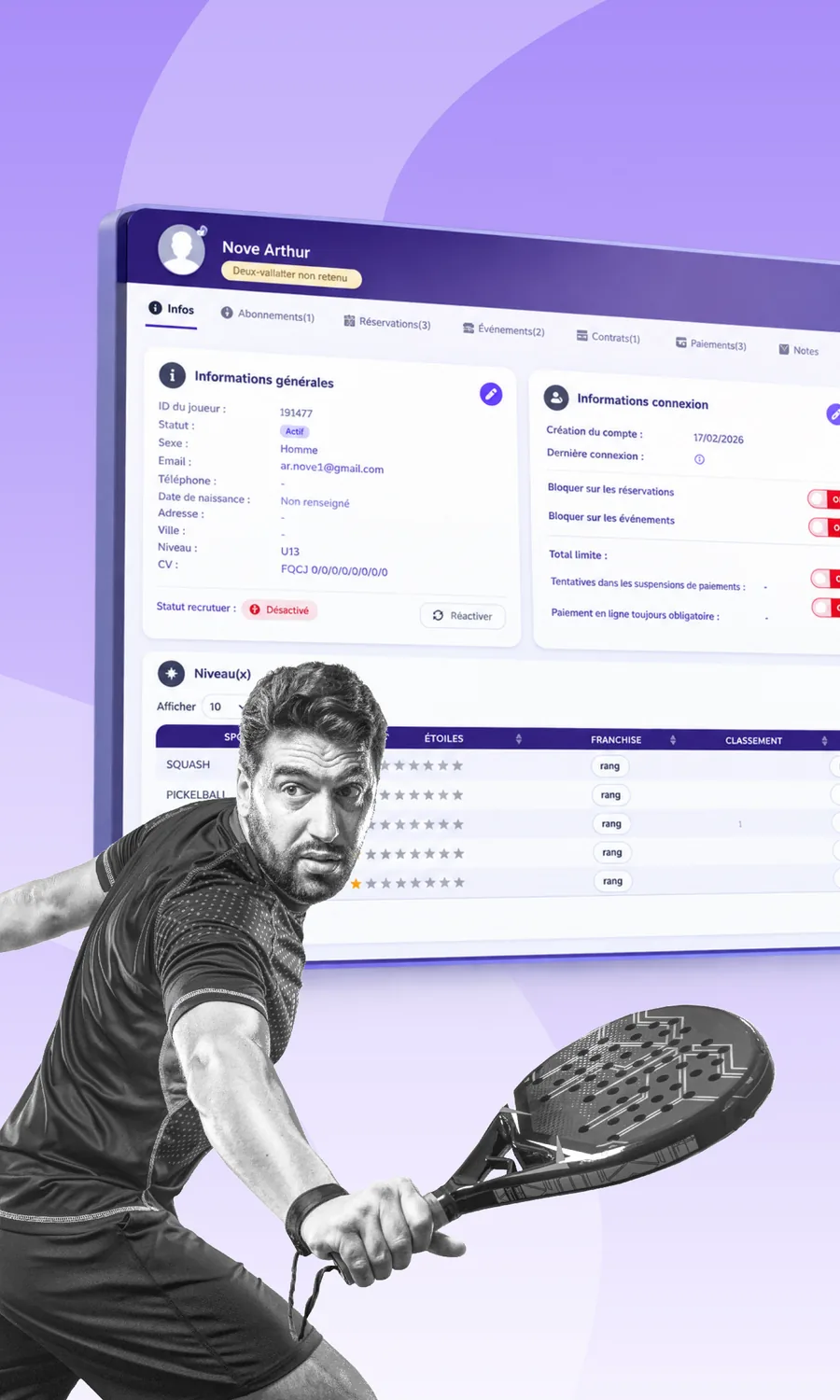 Fiche joueur avec onglets abonnements, réservations et paiements, devant un joueur de padel